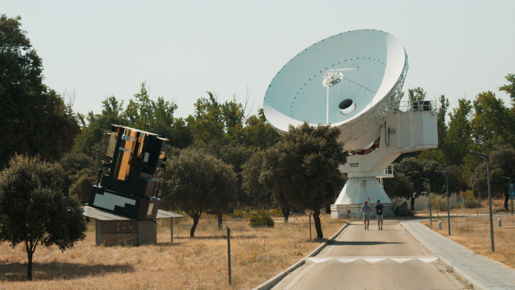 Filmstill uit Sterrenstof, met Wouter bij een antenne